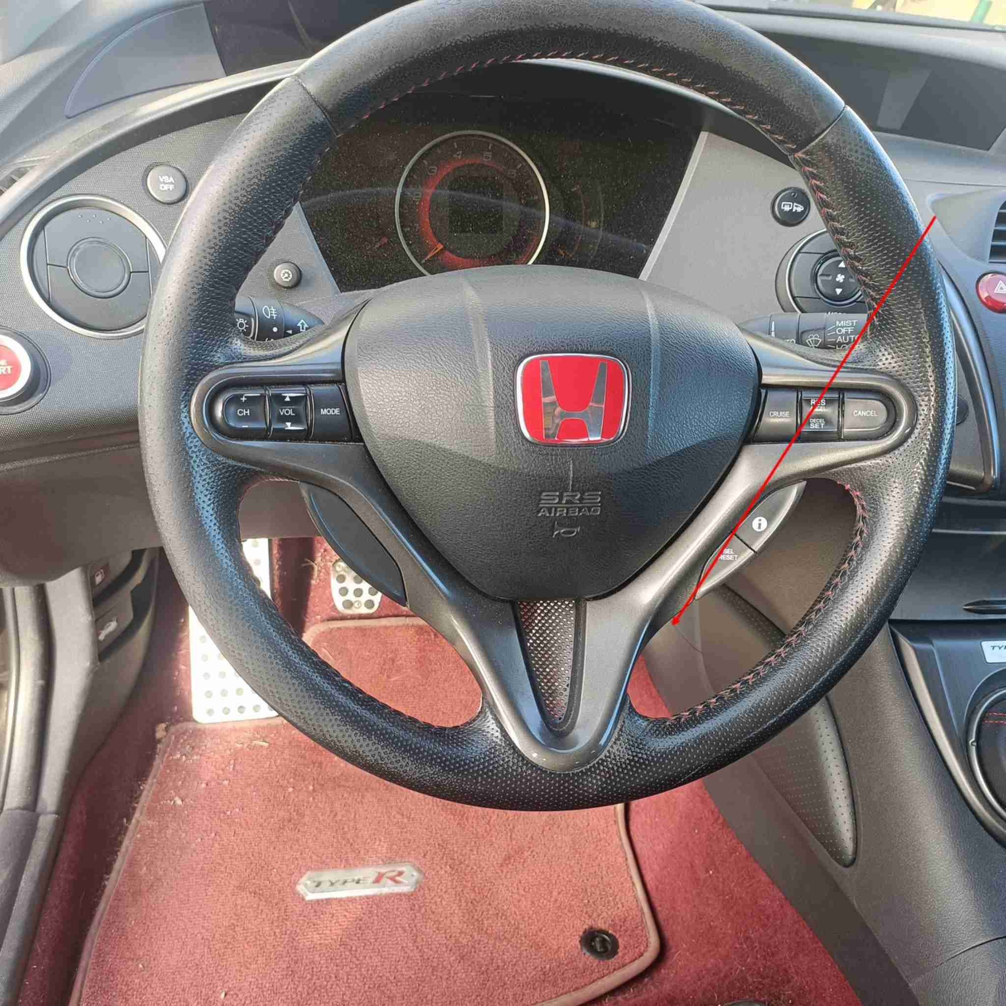 Volant en cuir avec logo rouge dans l habitacle d une Honda Civic Type R