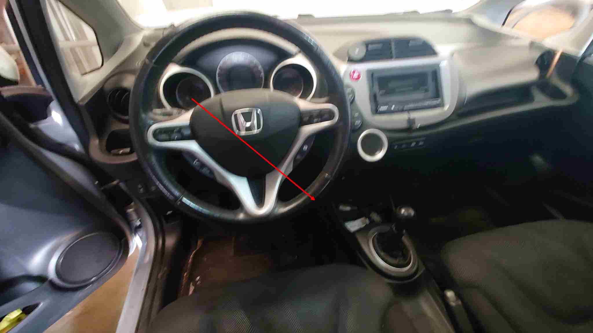 Vue de l interieur et du volant d une Honda Jazz compatible avec nos valises de diagnostic