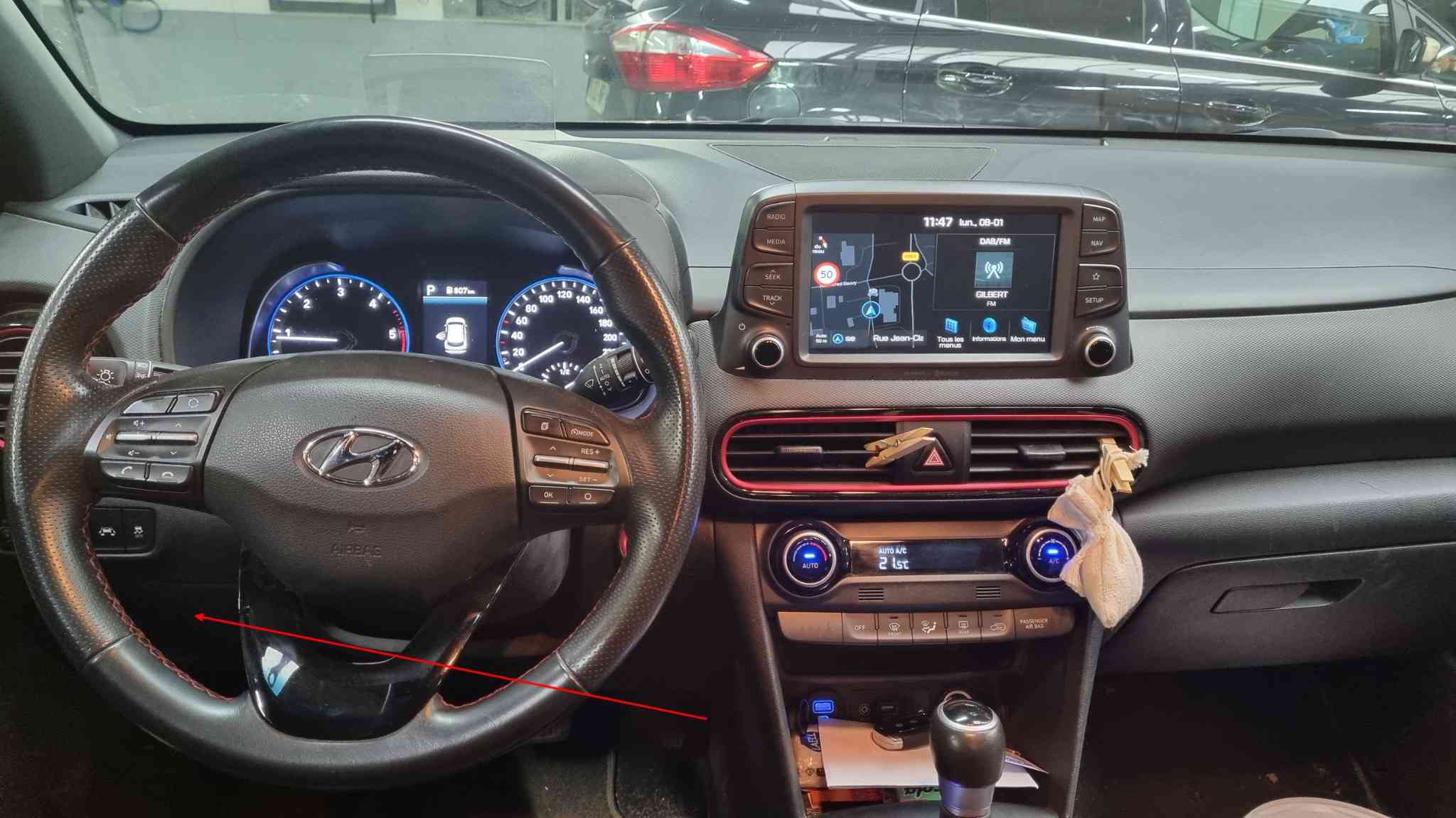 Vue de l habitacle d une Hyundai Kona avec son volant et son écran de diagnostic