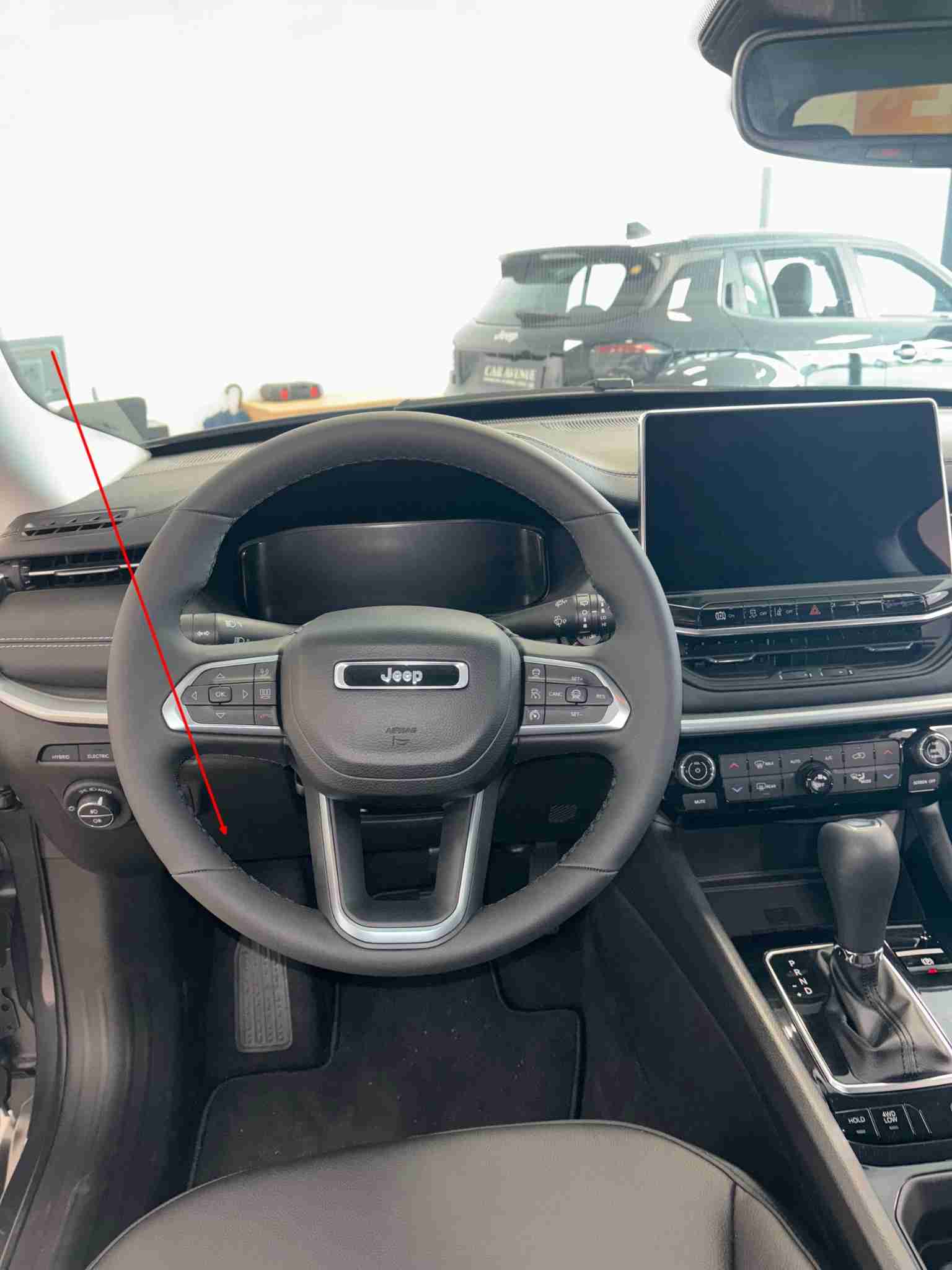 Vue intérieure de l habitacle d une Jeep Compass avec volant et console de bord