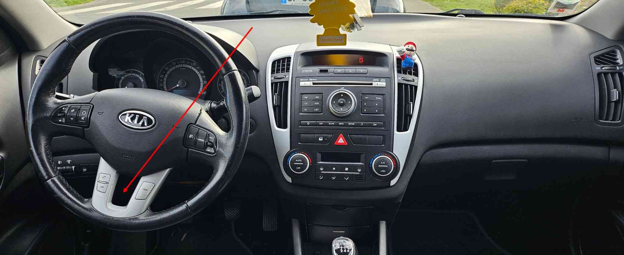 Vue de l'habitacle et du volant d'une Kia Ceed SW pour diagnostic OBD