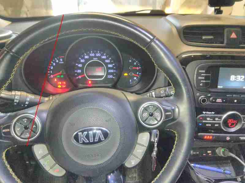 Vue interieure du tableau de bord et du volant multifonctions d une Kia Soul CRDI
