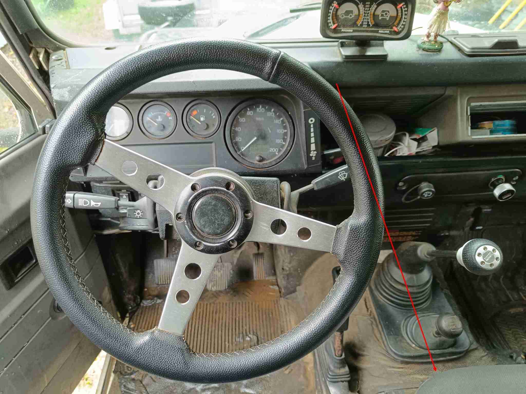 Interieur et tableau de bord rustique d un Land Rover Defender avec volant sport