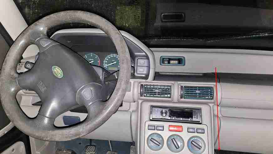 Vue intérieure du tableau de bord et du volant d'un Land Rover Freelander 1