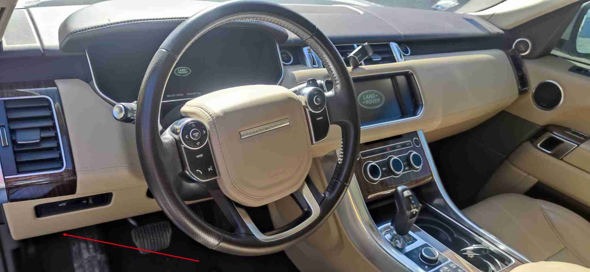 Vue de l habitacle d un Land Rover Range Rover avec fleche indiquant l emplacement OBD