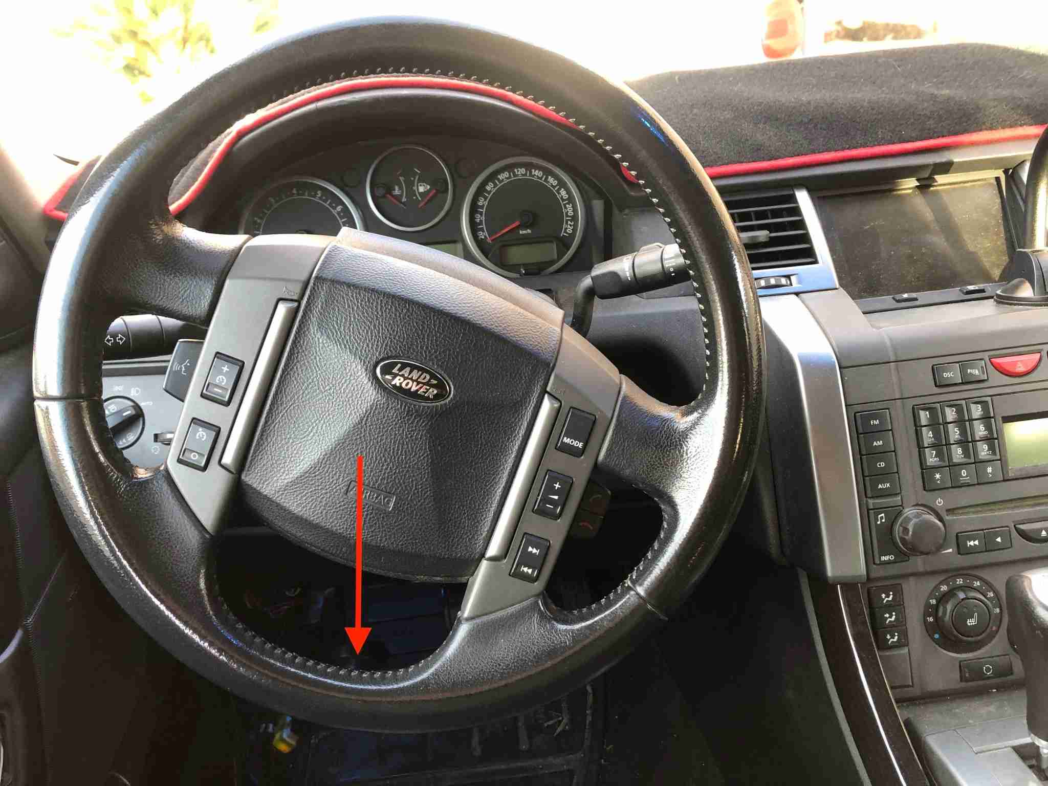 Interieur de Land Rover Range Rover Sport L320 avec volant multifonction en cuir