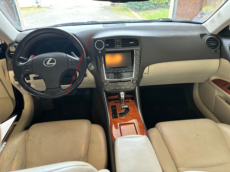 Vue intérieure de l'habitacle d'une Lexus IS 250 avec volant en cuir et console centrale en bois