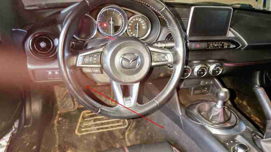 Habitacle de Mazda MX-5 ND avec le volant et la console centrale pour brancher un diagnostic