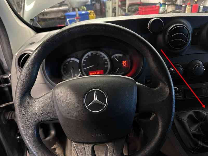 Vue sur le volant et le tableau de bord de l'habitacle d'une Mercedes Citan