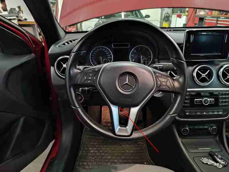 Habitacle et volant en cuir noir d une Mercedes Classe A 180 dans un atelier