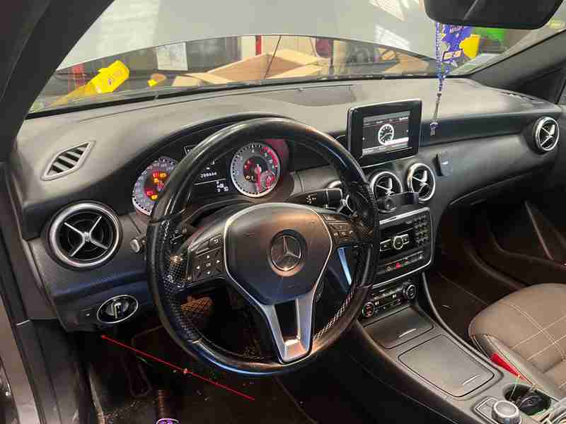 Vue de l habitacle et du volant d une Mercedes Classe A W176