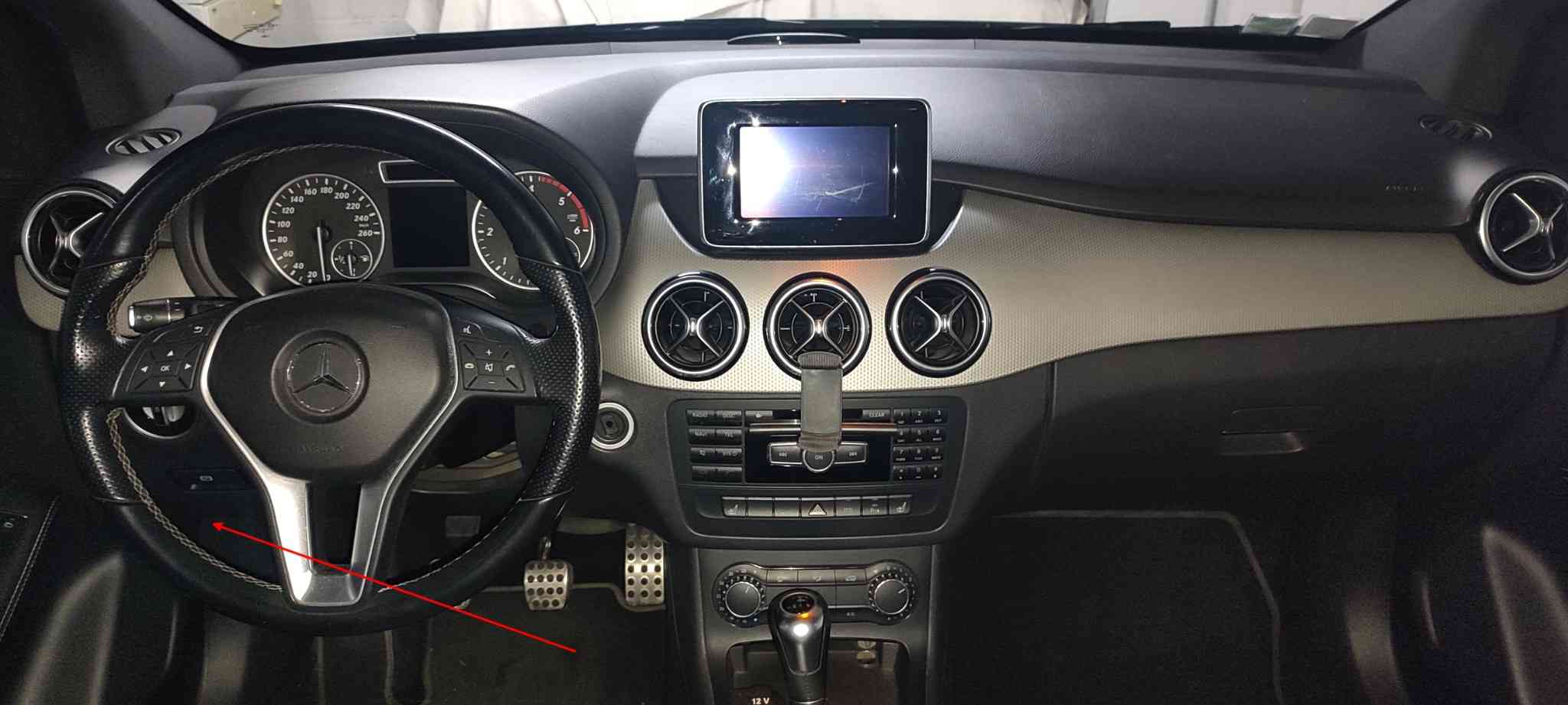 Vue intérieure du tableau de bord et du volant d'une Mercedes Classe B 180 CDI