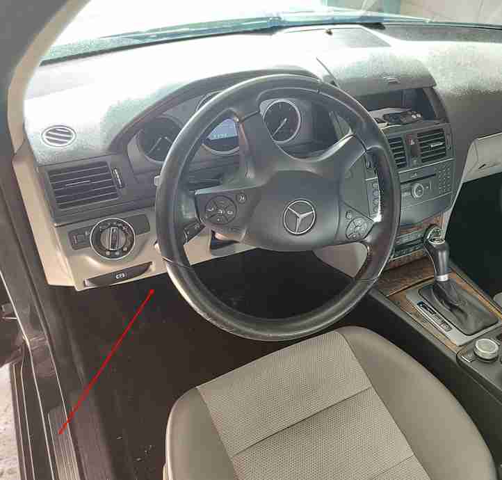 Vue intérieure de l habitacle d une Mercedes Classe C 220 CDI avec le volant
