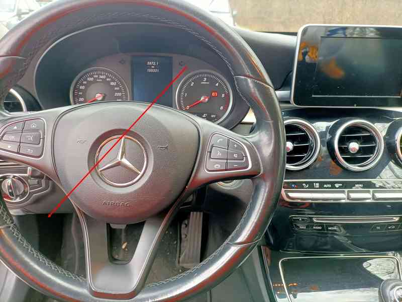 Vue sur le volant et le tableau de bord d'un habitacle de Mercedes Classe C