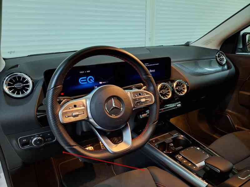 Vue intérieure de l habitacle d une Mercedes GLA 250e avec son volant sport