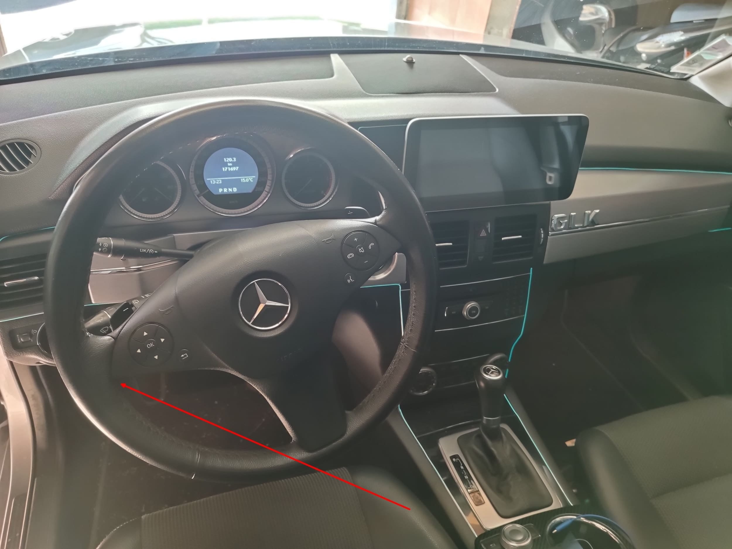Vue de l habitacle d une Mercedes GLK avec le volant et la console centrale
