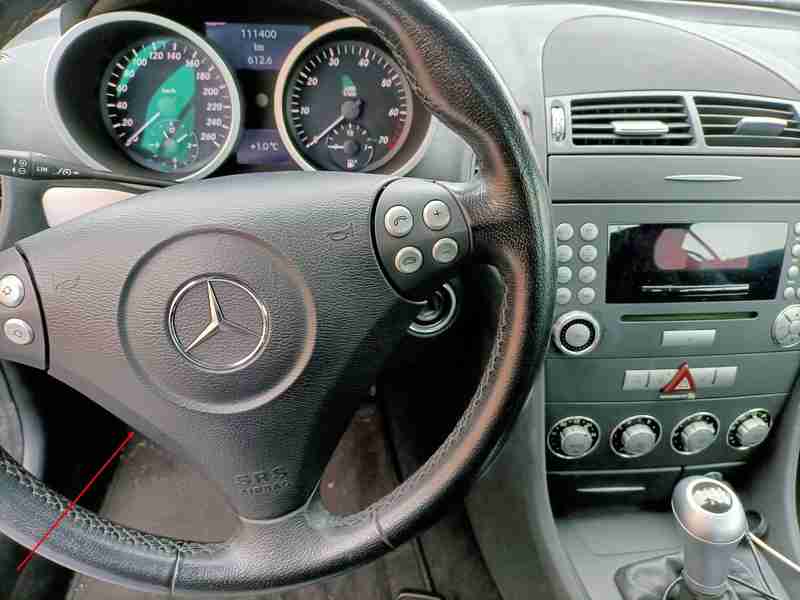 Habitacle et volant d une Mercedes SLK 230 avec tableau de bord et console centrale