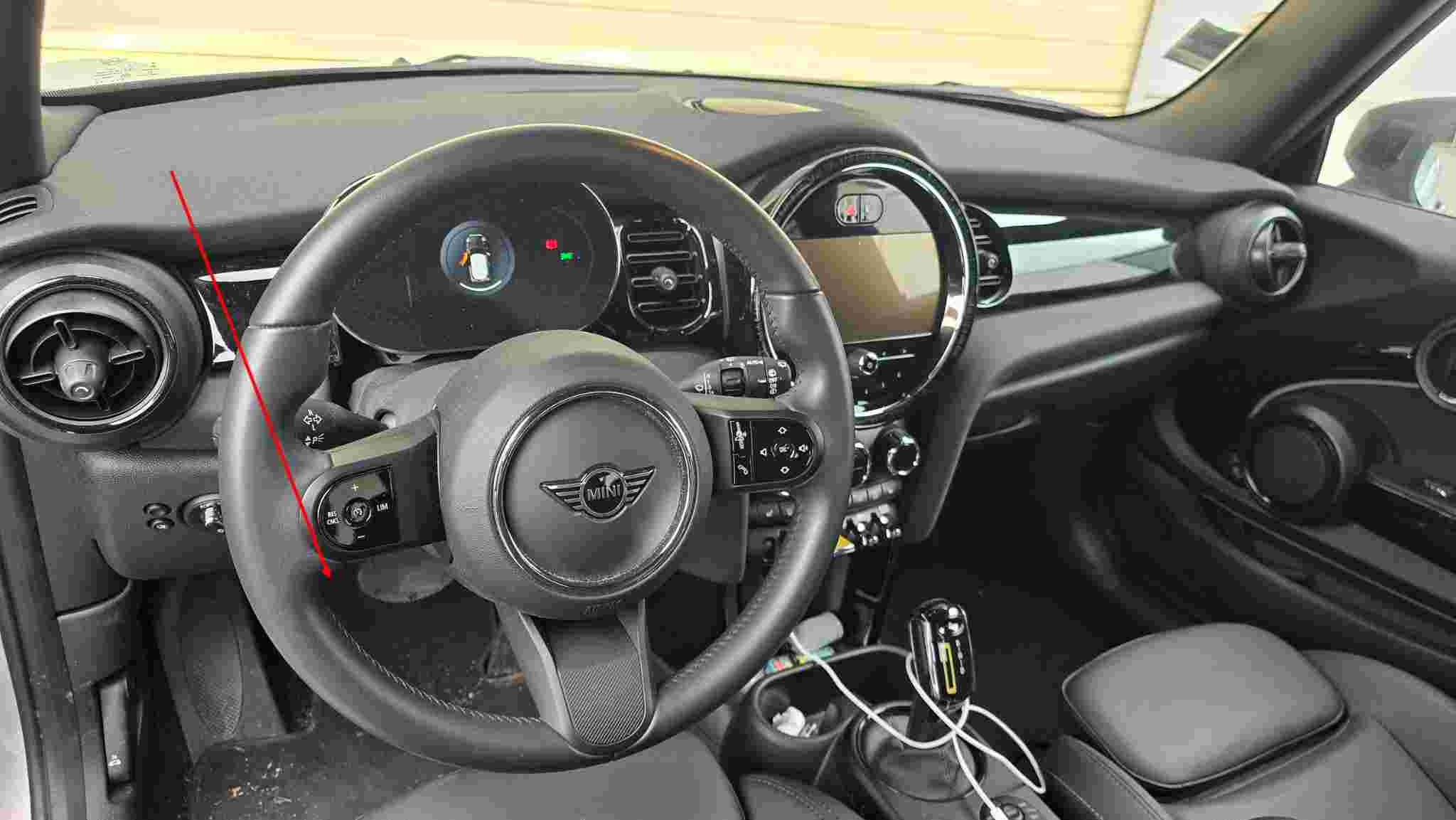 Gros plan sur le volant et le tableau de bord de la Mini Cooper S électrique