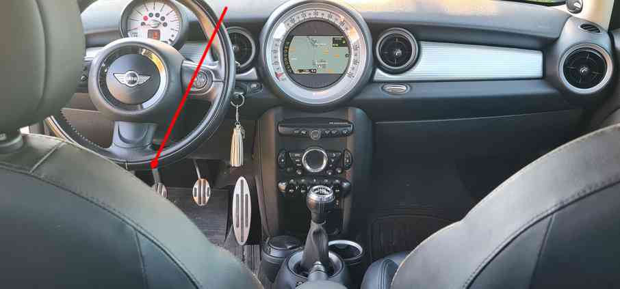 Vue sur le pedalier et la pedale d embrayage d une Mini Cooper S R56
