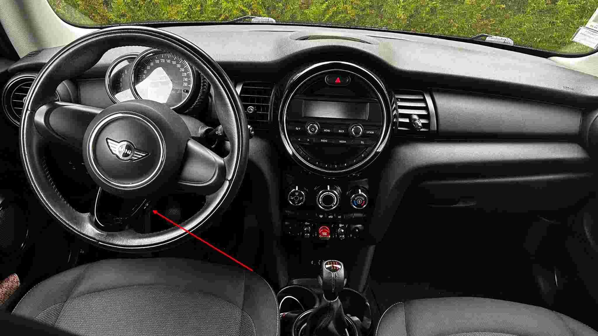 Vue intérieure du tableau de bord et du volant de la Mini One F56 de 102 ch