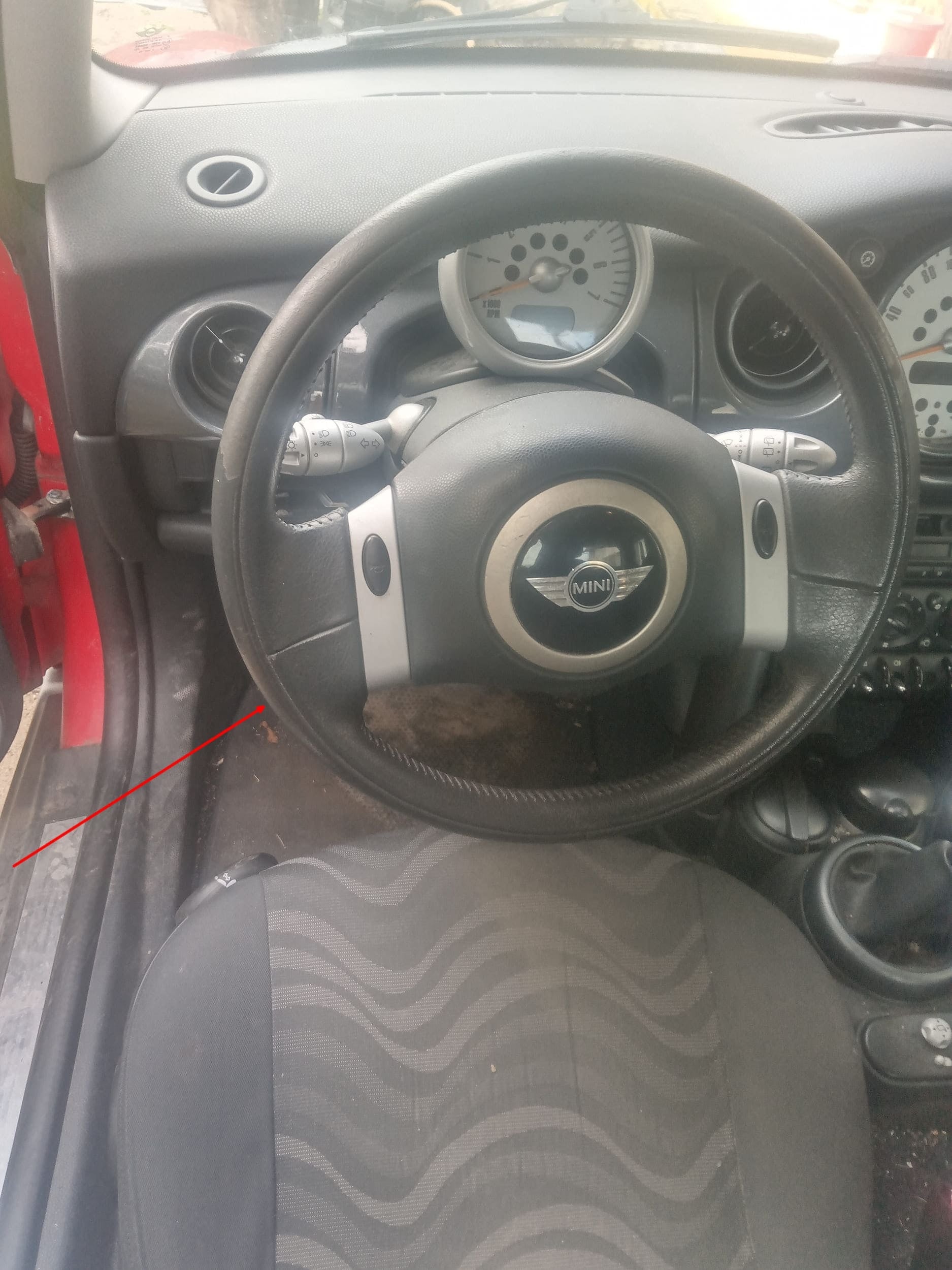 Vue de l'habitacle d'une Mini One D R50 pour localiser la prise de diagnostic OBD