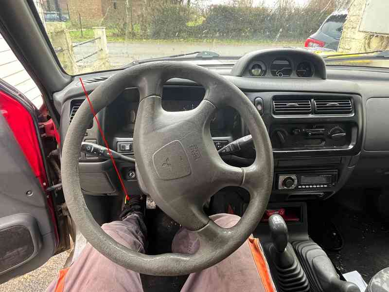 Vue de l intérieur de l habitacle et du volant d un Mitsubishi L200 K74