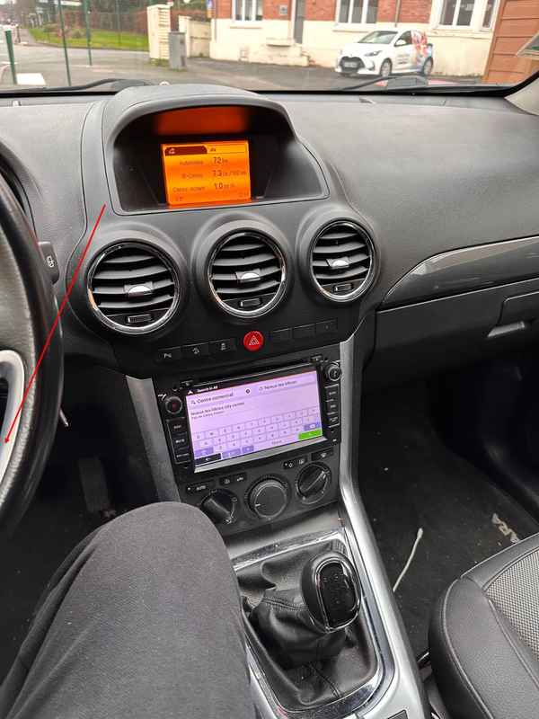 Console centrale et tableau de bord de l habitacle d une Opel Antara