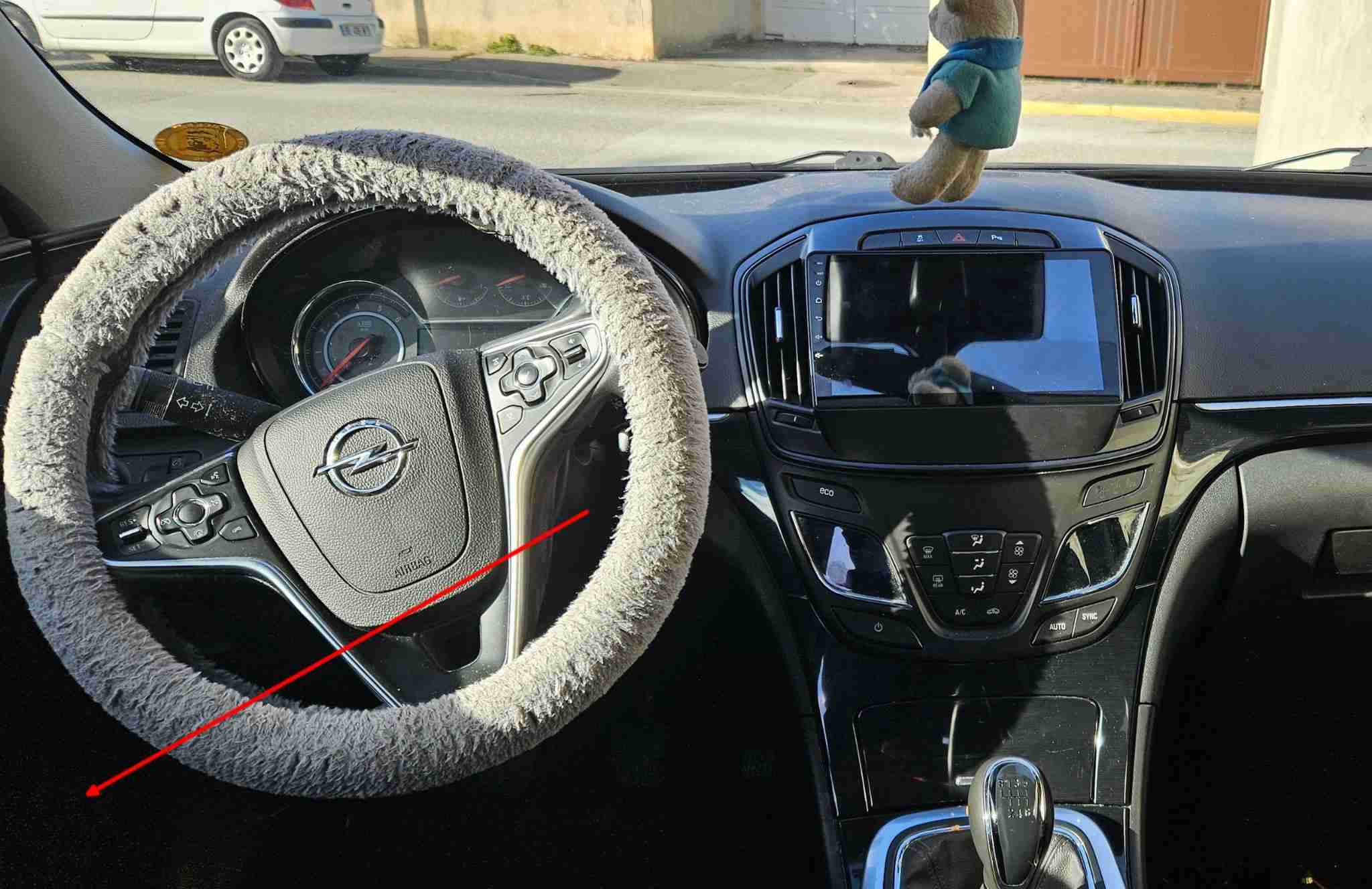 Tableau de bord et volant avec couvre-volant en moumoute grise d une Opel Insignia A phase 2