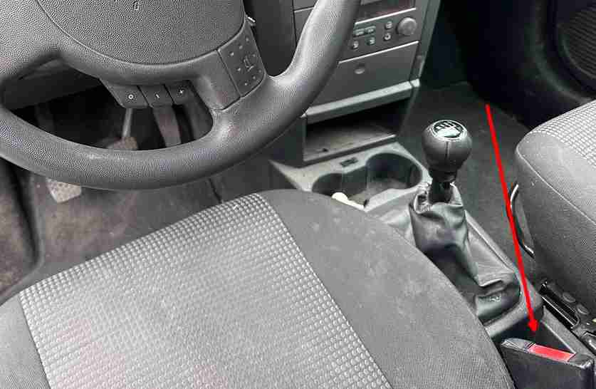 Vue de l'habitacle d'une Opel Meriva montrant le levier de vitesse et l'attache ceinture