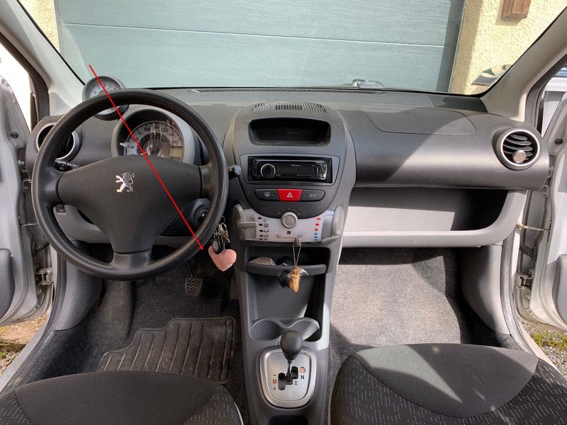 Vue intérieure de l habitacle d une Peugeot 107 avec levier de vitesse automatique