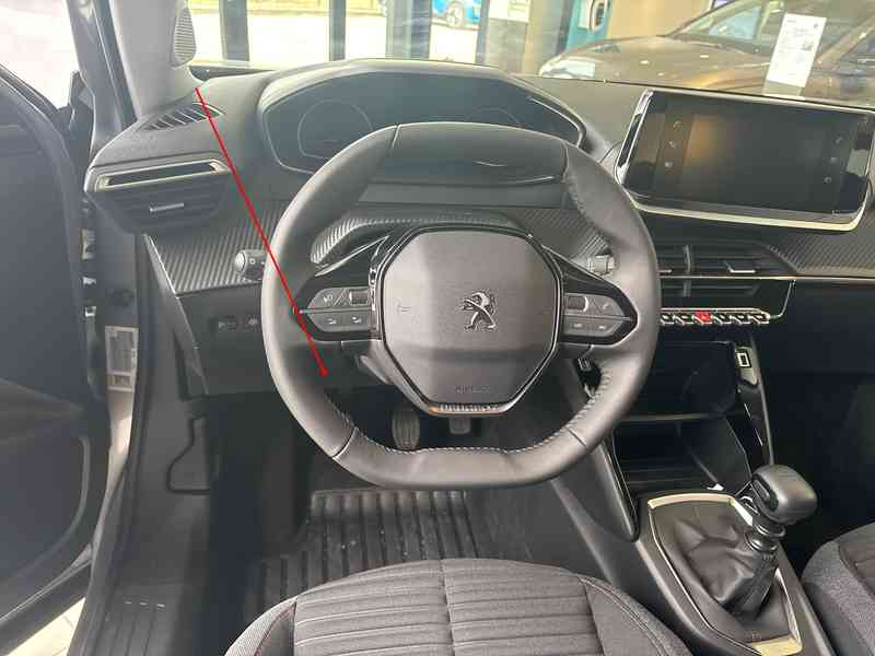 Vue de l'habitacle et du volant d'une Peugeot 2008 II pour diagnostic OBD2