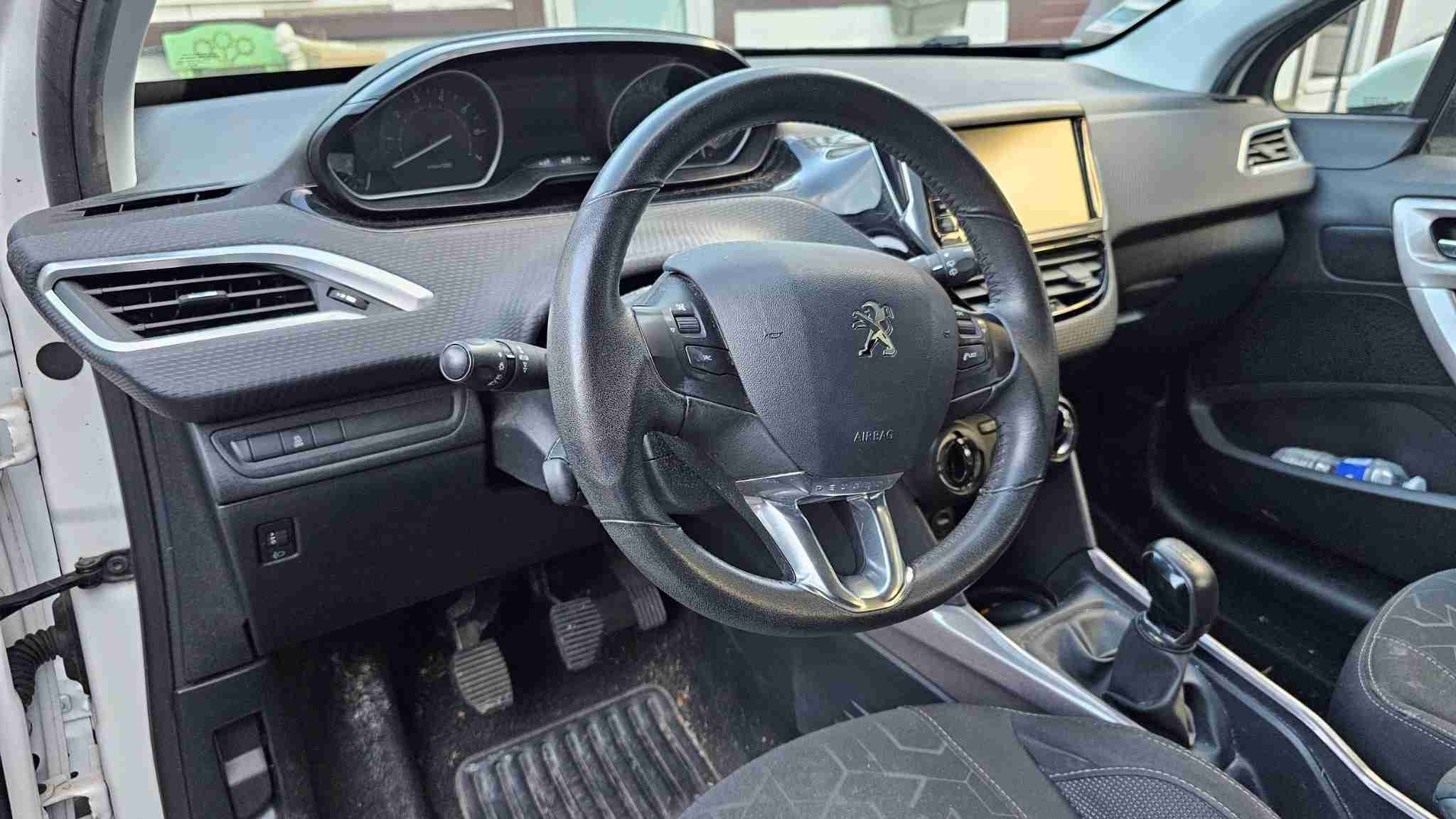 Vue intérieure de l habitacle et du volant d une Peugeot 2008 compatible diagnostic