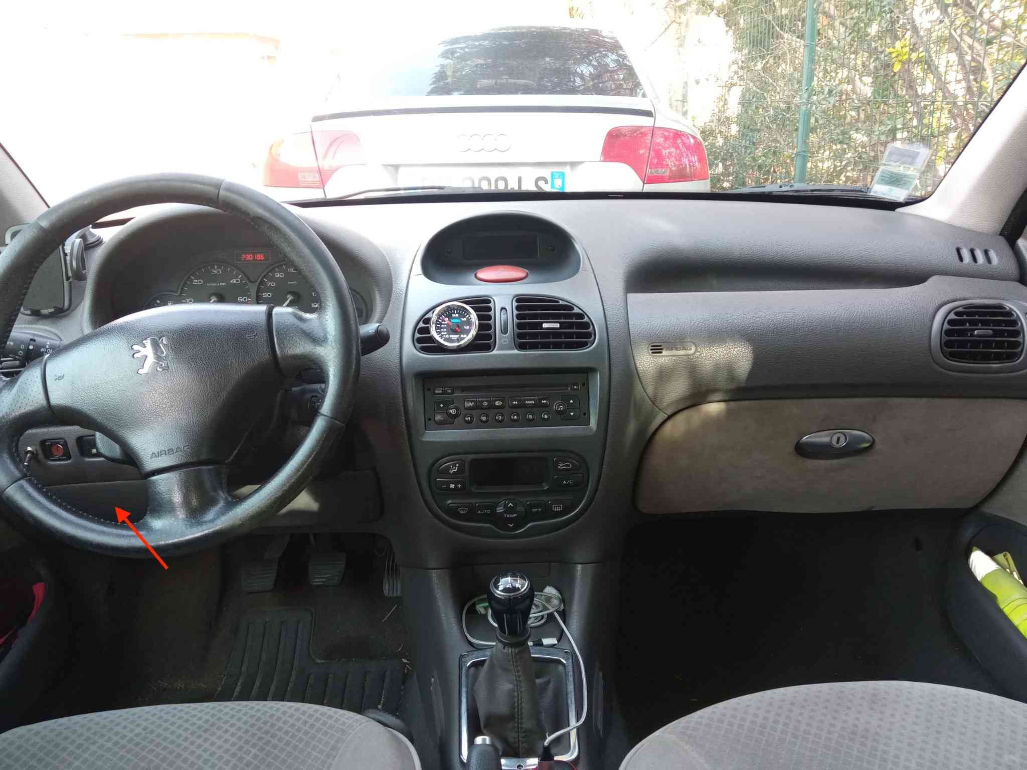 Vue de l habitacle d une Peugeot 206 avec volant et console centrale pour diagnostic auto