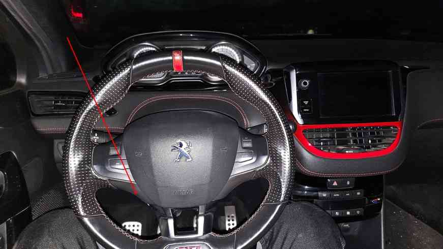 Vue intérieure de l habitacle d une Peugeot 208 GTi avec son volant sport