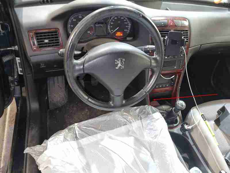 Vue de l'habitacle d'une Peugeot 307 HDI prête pour un diagnostic automobile avec iCarsoft