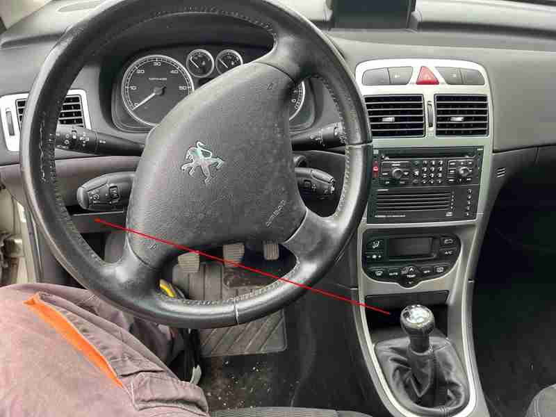 Habitacle et volant d une Peugeot 307 SW phase 2 pour diagnostic auto