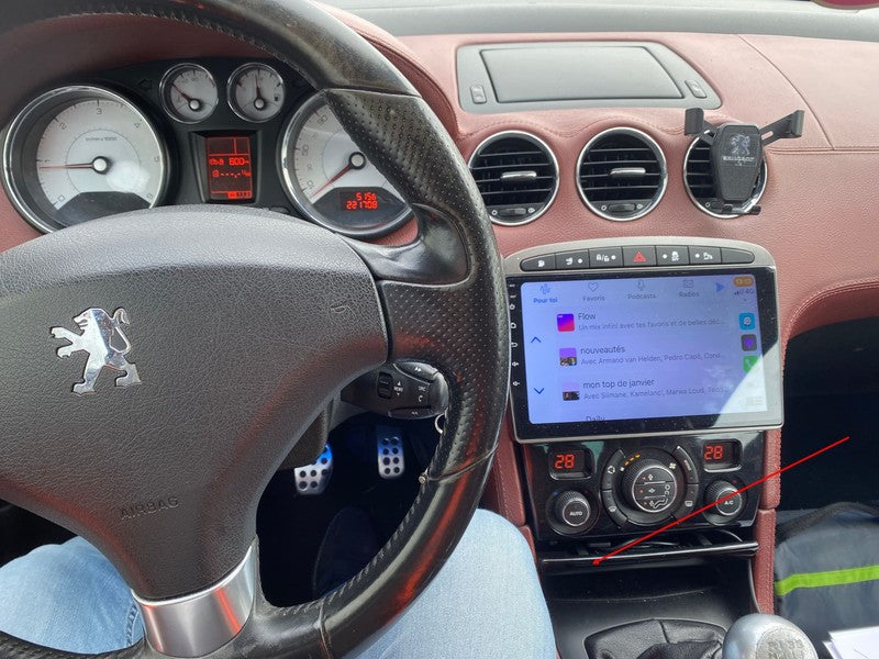 Vue de l'habitacle et du tableau de bord d'une Peugeot 308 CC