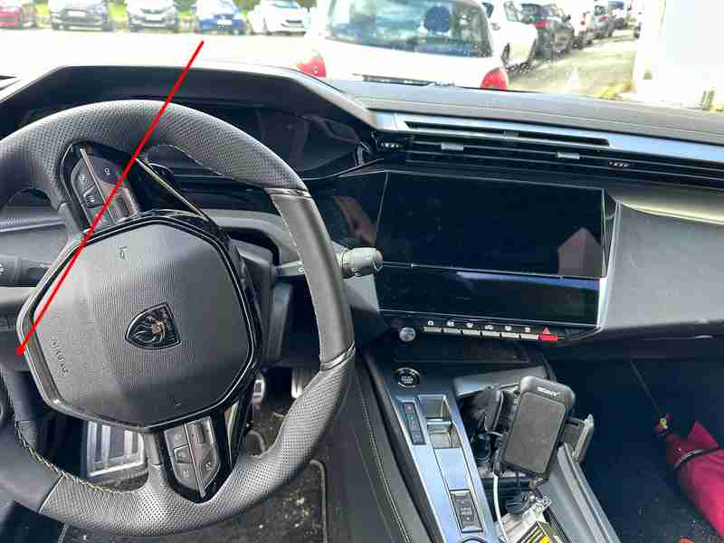 Vue de l habitacle d une Peugeot 308 avec son volant sport et son ecran tactile central