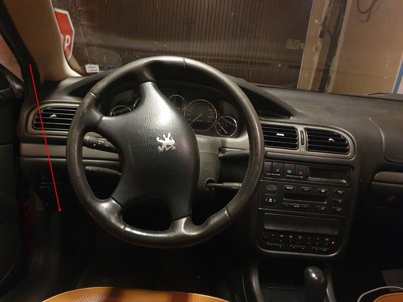 Vue intérieure du tableau de bord et du volant de Peugeot 406 Coupé Phase 1