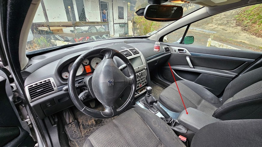 Vue de l habitacle d une Peugeot 407 SW pour diagnostic avec une valise iCarsoft