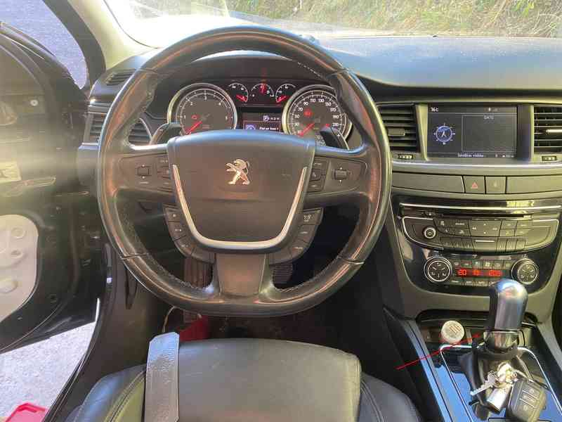 Poste de conduite et habitacle d une Peugeot 508 avec volant et console de diagnostic