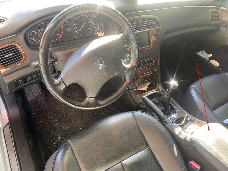 Vue intérieure de l habitacle d une Peugeot 607 hdi avant un diagnostic auto