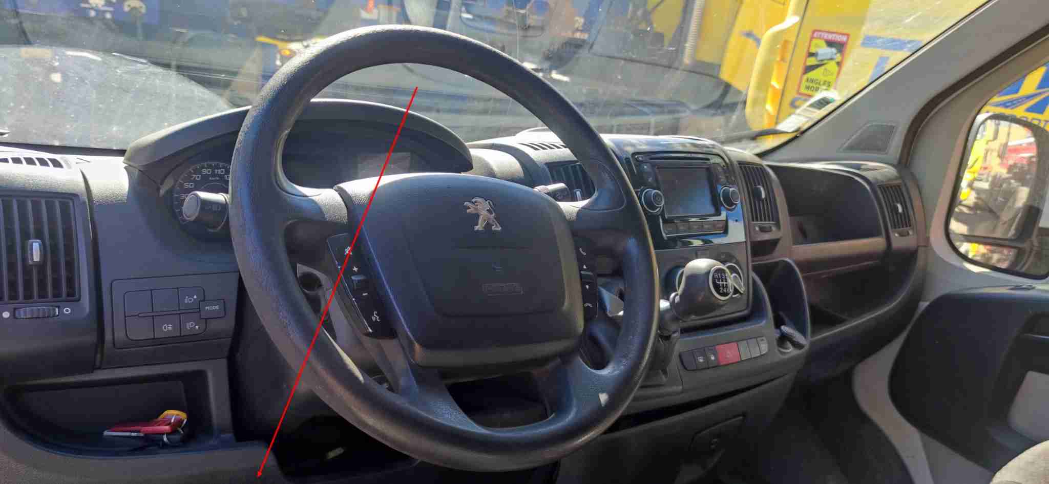 Vue de l habitacle d un utilitaire Peugeot Boxer pour le branchement d une valise OBD