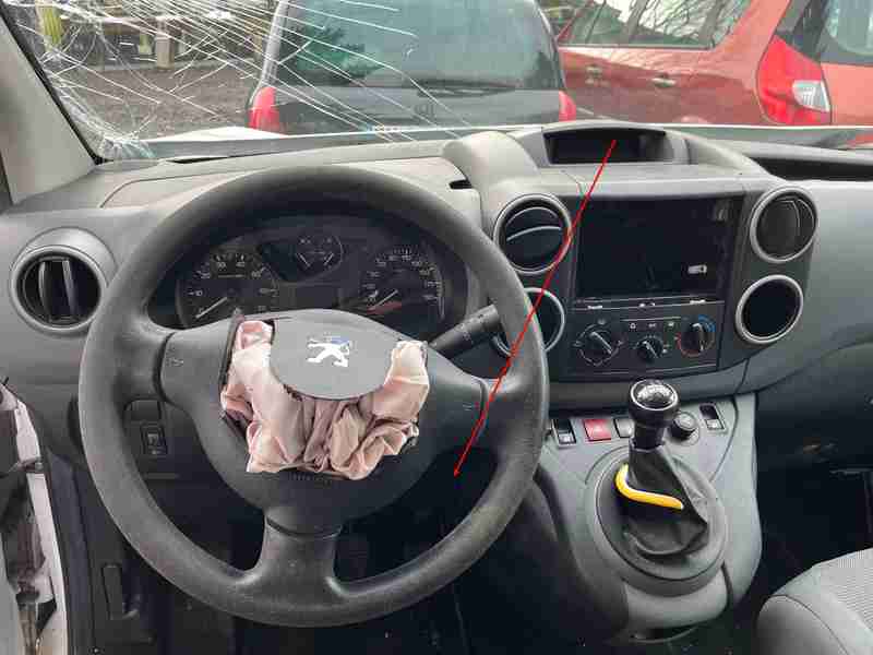 Habitacle accidente de Peugeot Partner 2 phase 1 avec airbag declenche