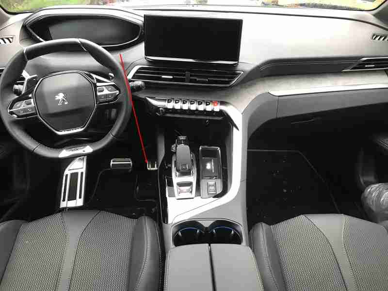 Vue intérieure de la planche de bord et du volant d une Peugeot 5008