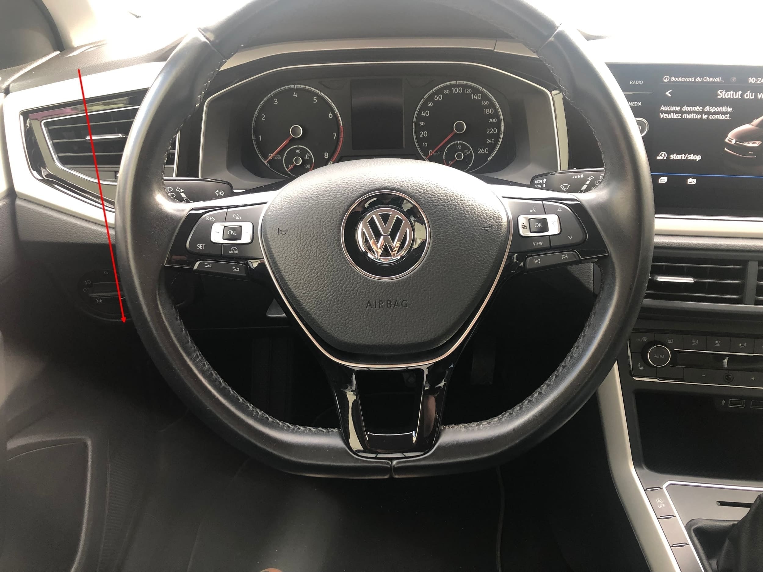Vue interieure de l habitacle d une Volkswagen Polo avec volant et compteurs de vitesse