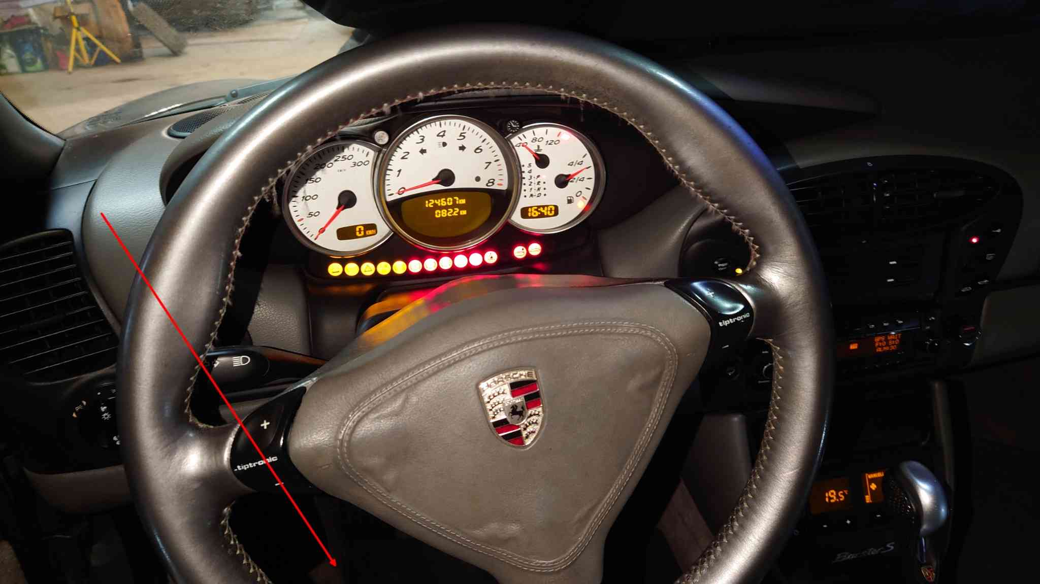Tableau de bord et volant tiptronic d une Porsche Boxster 986 S en diagnostic