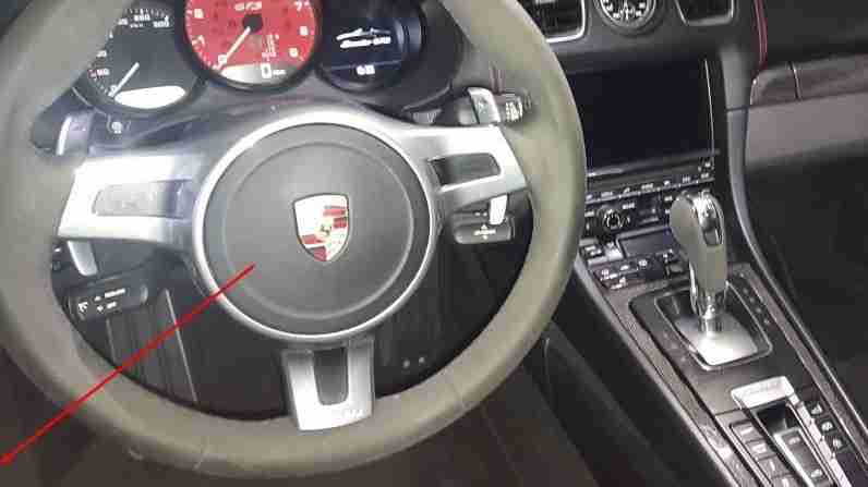 Vue intérieure de l habitacle d une Porsche Boxster GTS type 981 avec volant sport