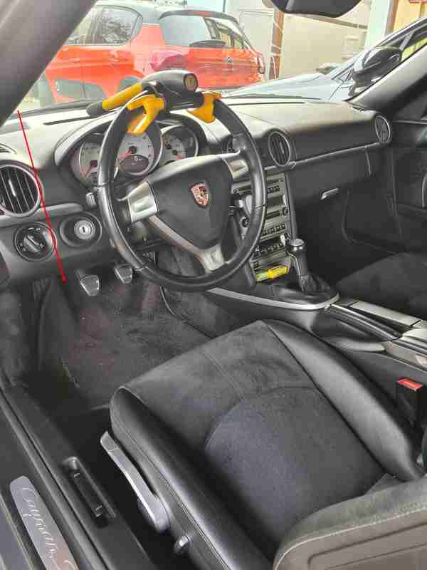 Vue intérieure de l habitacle d une Porsche Cayman S pour diagnostic auto