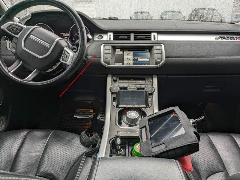 Diagnostic auto avec valise iCarsoft dans l habitacle d un Range Rover Evoque
